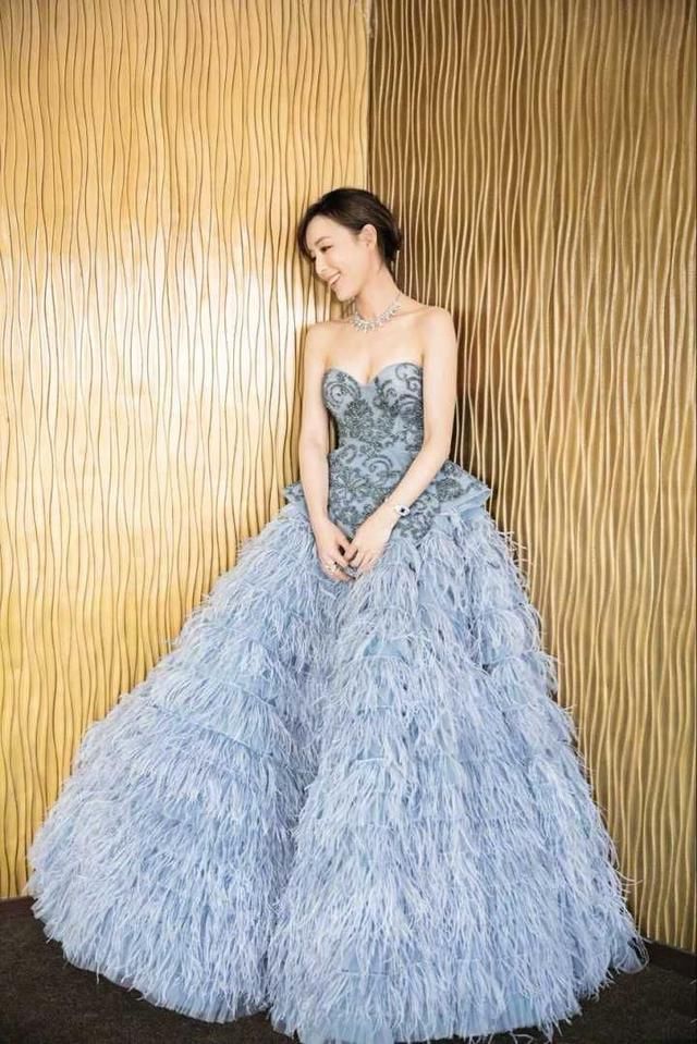 张静初白T搭阔腿裤秀“度假风”，网友：头上“农民工草帽”火了