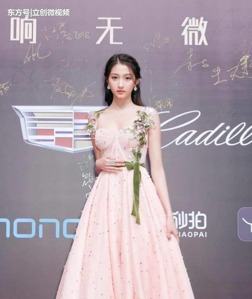 关晓彤粉色束腰长裙亮相,有腰有胸还好看,快给造型师加鸡腿!