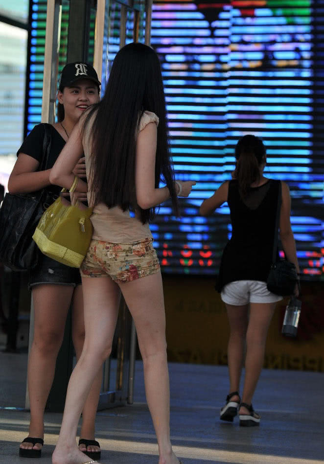 穿着碎花小短裙的小姐姐身材窈窕迷人,紧绷着的丰满