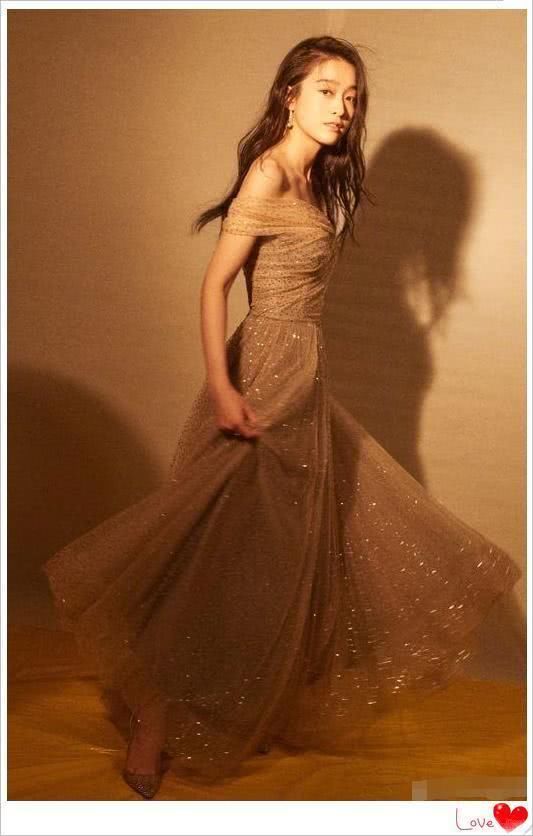 当21岁张雪迎撞上29岁杨颖，网友：寡淡脸与明艳脸的差距一目了然