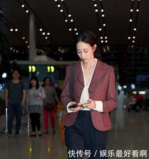 张钧甯穿改良版的“校服裤”，一条拉链撑起裤子的美感，帅翻了