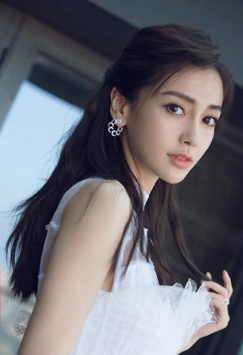  『女人』50岁的女人想要散发高级贵妇感，最好少戴黄金，建议佩戴这三种！
