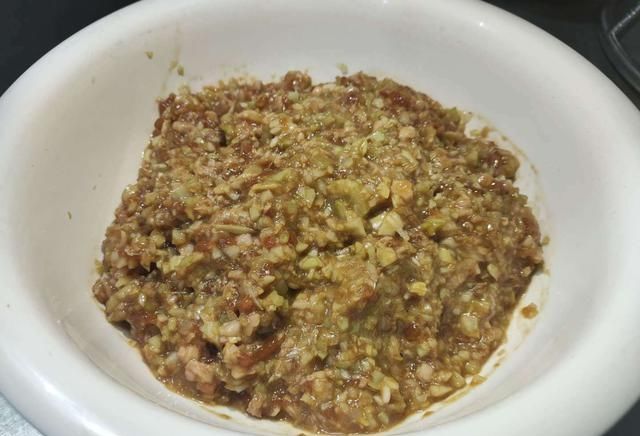 做法@老厨师教你做芹菜肉包子,皮薄馅多、松软可口,赶快收藏哦