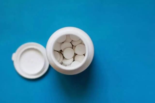 洗头时放2粒这个，头发乌黑不出油，再也不用去洗发店!