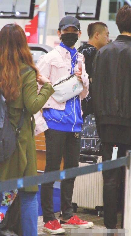 黄明昊、蔡徐坤同穿蓝色运动服,两人相差4岁,而气场却平分秋色