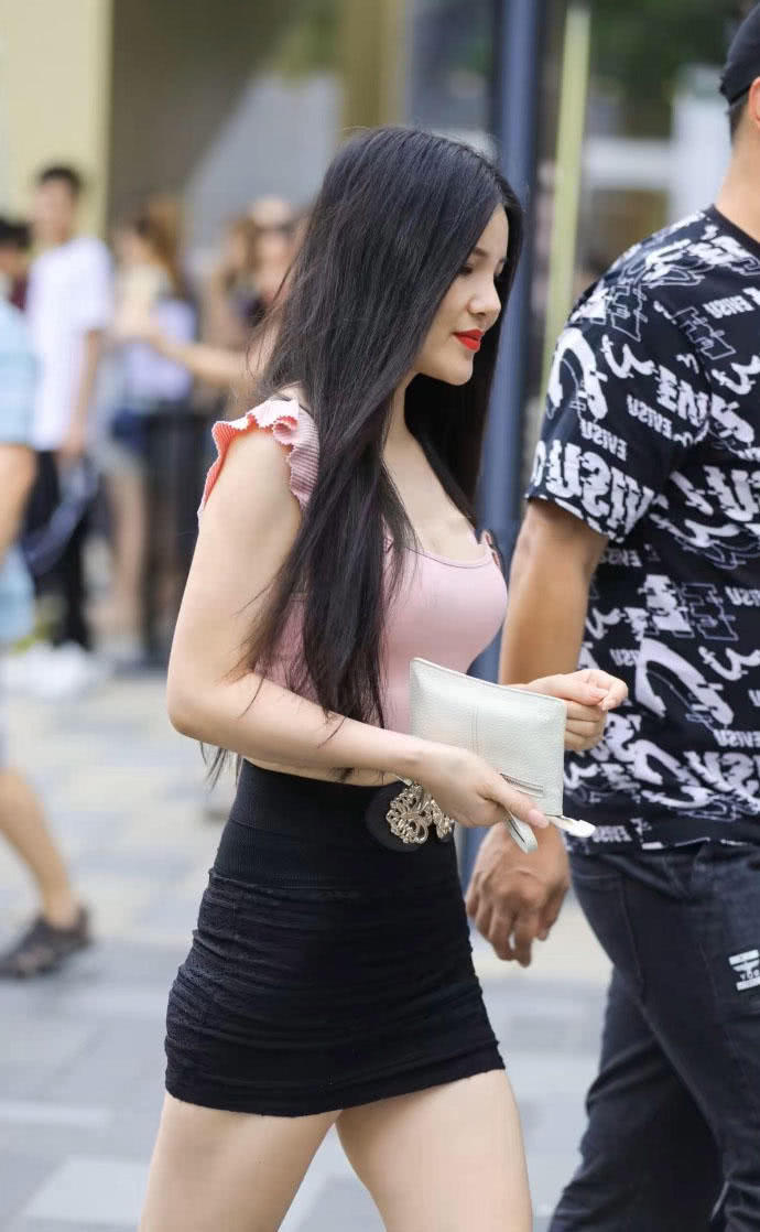 极品熟女紧身衣裹出浑圆完美曲线，路人十分嫉妒男友的幸福生活