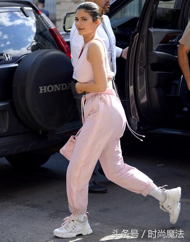 名媛金卡戴珊家族小妹凯莉詹纳外出，穿着粉色运动装，很时髦