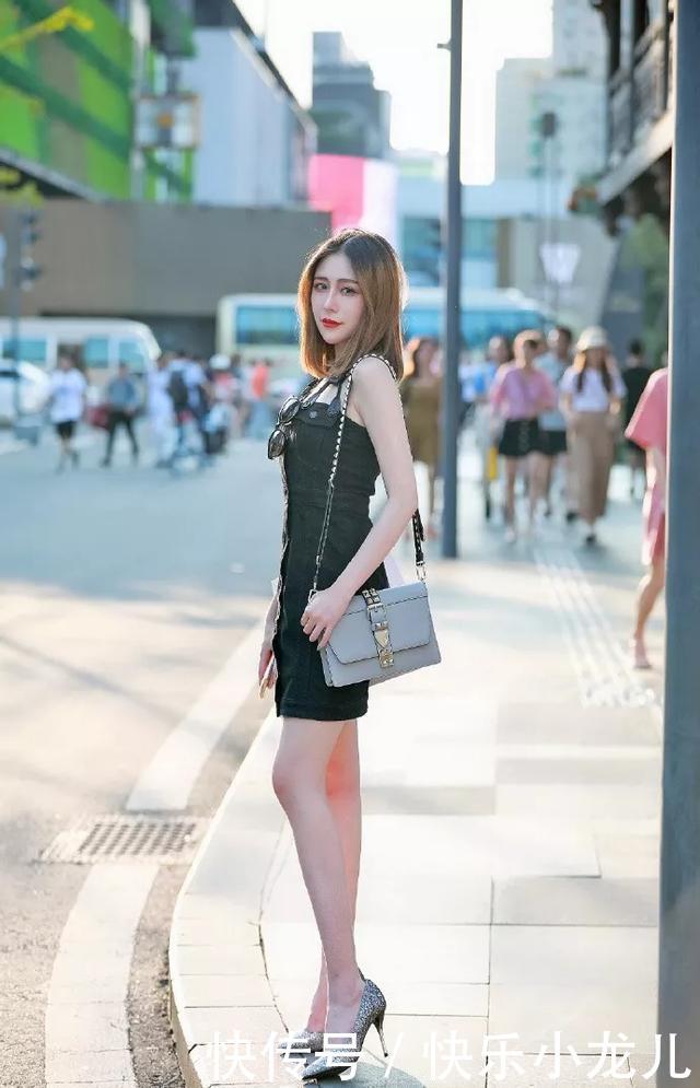 #设计#街拍:穿搭一双尖头的高跟鞋,绑带上面带有柳钉的设计,既帅气又迷人
