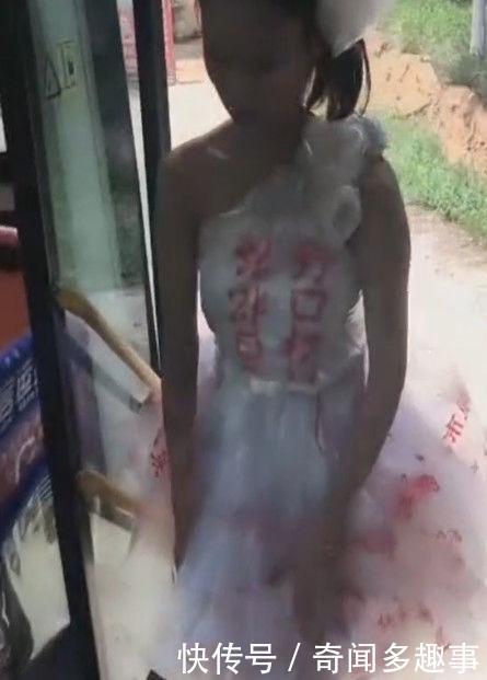 女子为博眼球穿上塑料袋出门，不曾想遇到了劲敌，抢了风头