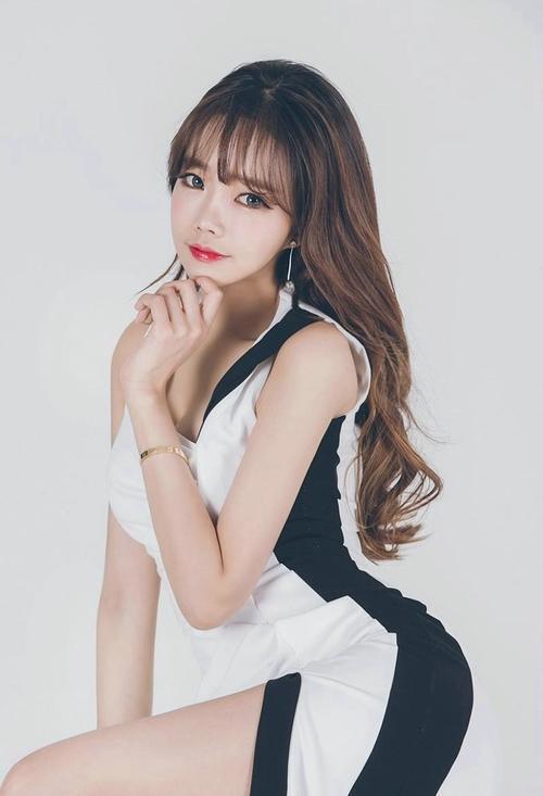 人气美女模特穿紧身连衣短裙，翘臀圆润身姿曼妙拍性感写真！