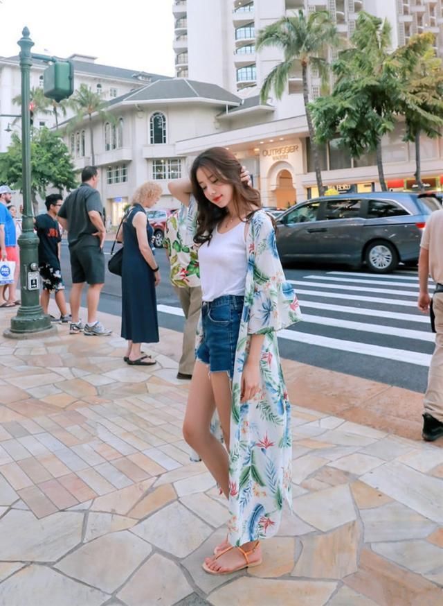 街拍 长腿热裤美女，青春不悔，脚步不歇！