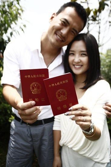 何洁被指婚内出轨暴怒,深夜发文回怼,大获好友支持