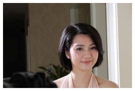 洪欣豁出去了，衣服全靠两根线绑着，网友：47岁却活得像27岁