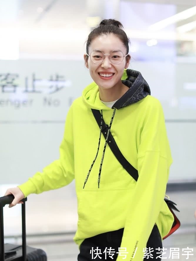 「穿搭」三四十岁女人,尽量卫衣少配牛仔裤,学学刘雯这样穿,减龄又洋气