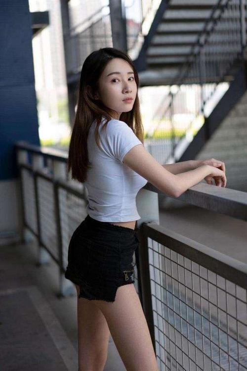 街拍：美女白色露脐紧身T恤性感十足，小蛮腰完美展现，可爱极了