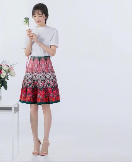 杨幂身穿碎花衬衣搭配皮短裤，大腿细的惊人，网友：这腿有1米8了