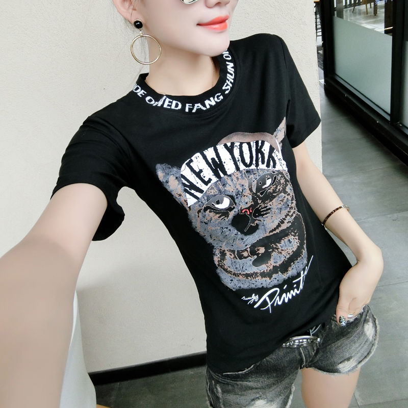 现在特流行这样穿:”裤子失踪“穿，宽松T恤+短裤，时尚时尚