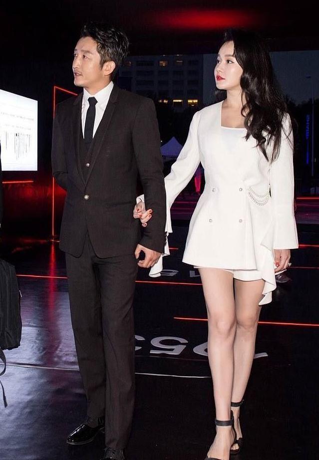 冉莹颖真是够拼! 为了显腿长穿拖地长裤, 像没穿鞋一样!