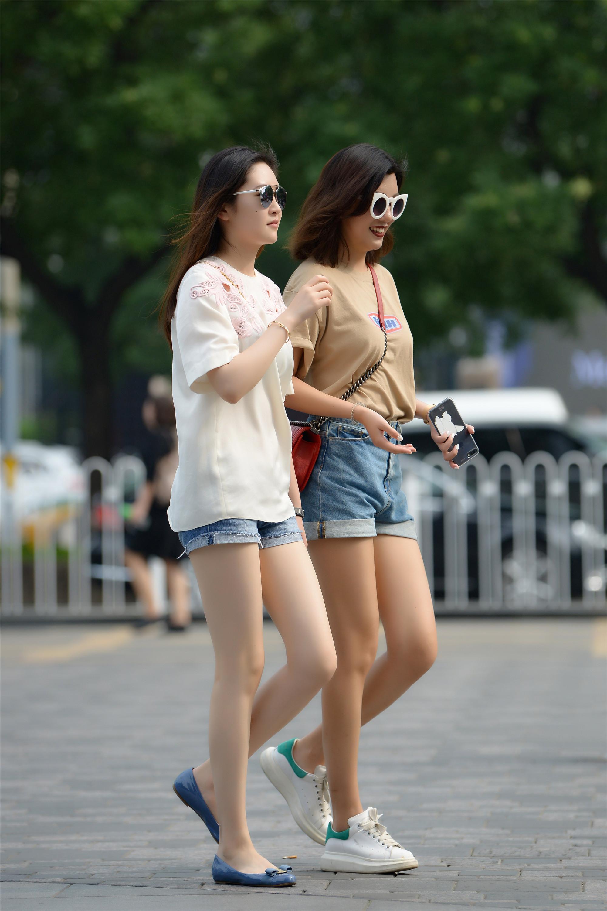 时尚街区的姑娘不穿牛仔短裤出行，这个夏天就会觉得不完整