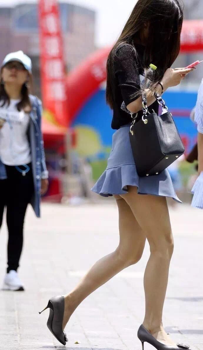 街拍:乌黑长发的女神如此美腿温润白皙，修长俏丽，实在是难得啊