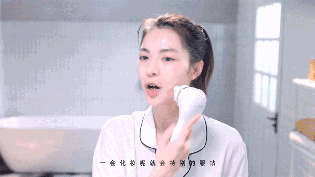 被誉为最美高级脸的钟楚曦，直播卸妆洗脸!