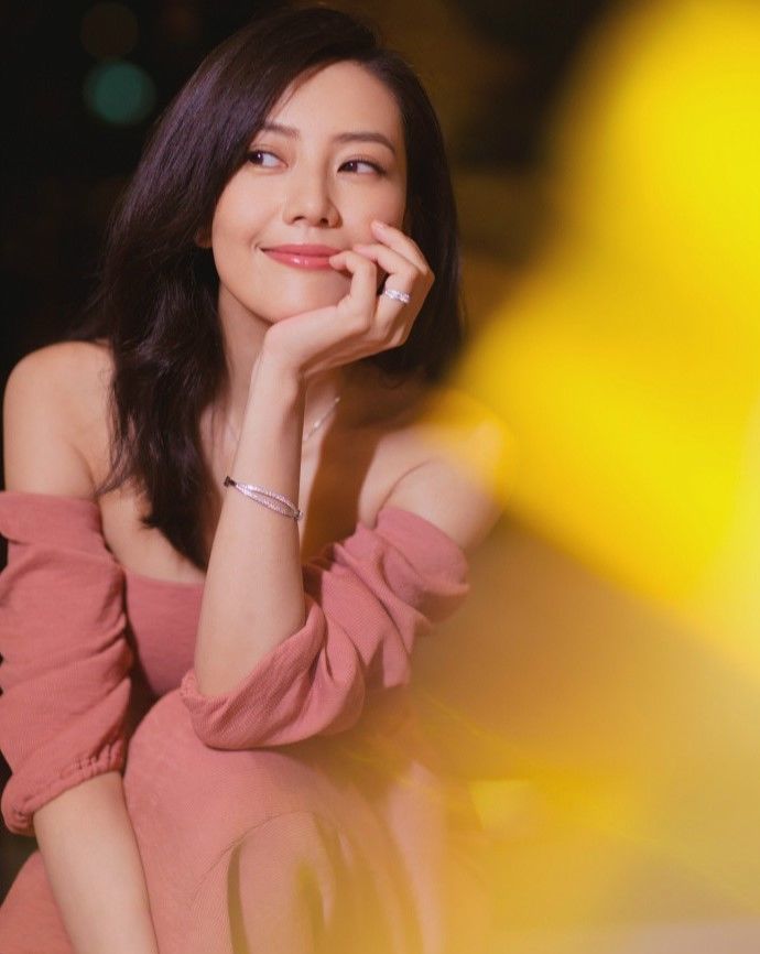 高圆圆身穿粉色抹胸长裙，露香肩玉骨，演绎极致的优雅!