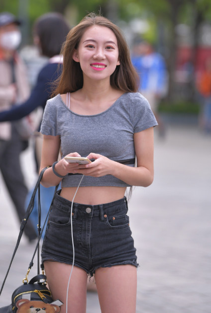 气质小姐姐随便一扭就是S曲线,看呆众人