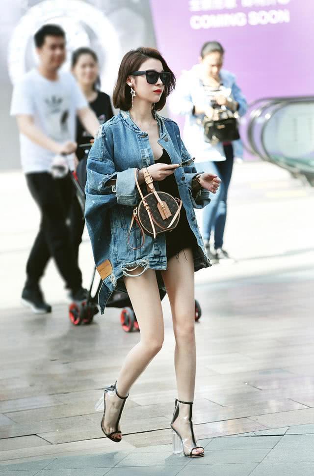 街拍：玉面淡拂的美丽小姐姐，让人怦然心动的穿着!