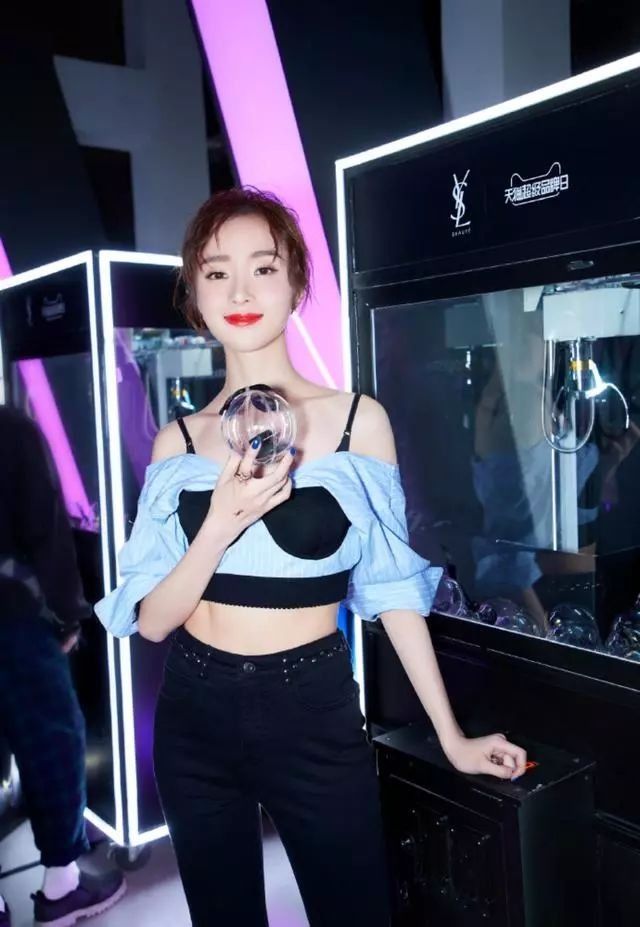 这种“辣”眼睛的穿法又要火了，杨颖范冰冰都这么穿，你敢穿吗?