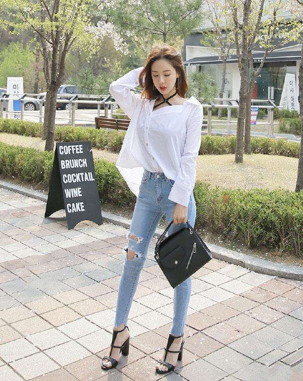 街拍:强行漏肩的小姐姐,衬衫也肩你要不要这样啊