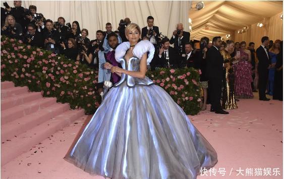 『王妃』凯特王妃又被刷屏了,这次是因为一条裙子……网友都把她夸上天了