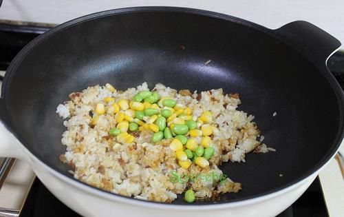  【炒饭的时】炒饭时加点它，比蛋炒饭还香，粒粒分明，润而不腻，端上桌就抢光