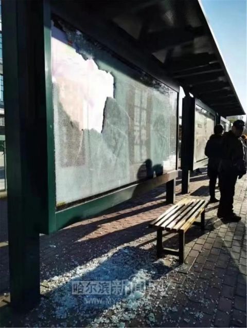  [孙科]打砸设施敲碎玻璃，公交站台今年被人为破坏百余起