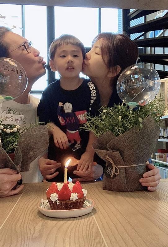 「生日」Ella一家三口为儿子庆3岁生日，蛋糕尺寸太迷你，1米9老公会撒娇