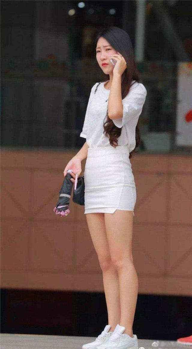 街拍:穿白色包臀裙的美女,优雅、知性特别有女人味!