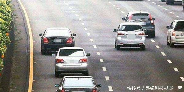 很服气，中国高速公路的怪象，限速最高车道却跑着最慢的车
