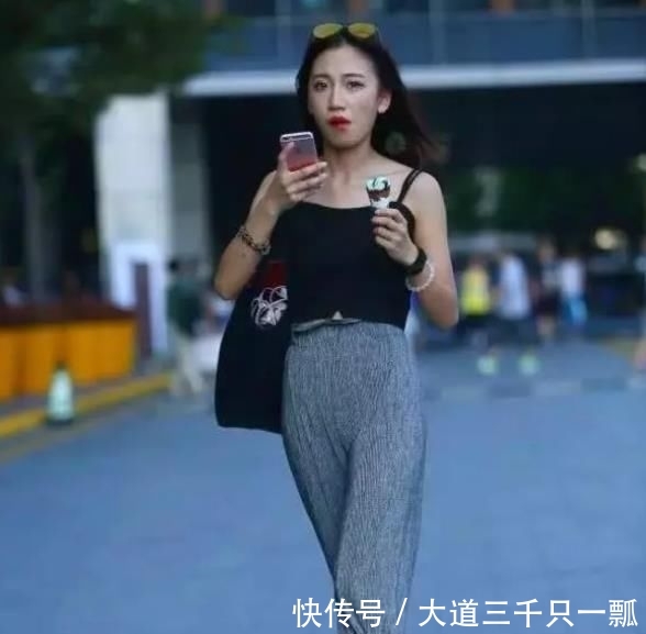  [热裤]街拍：青春靓丽的小姐姐，一件粉色上衣配牛仔热裤，完美好身材