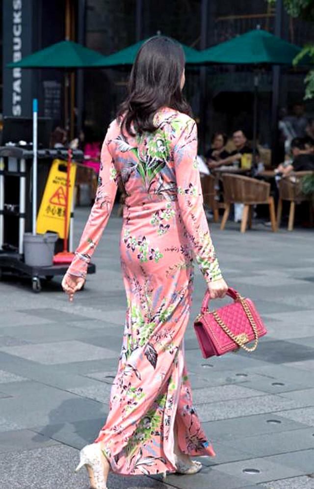  [忍不住]印花连衣裙怎么穿出时尚感? 美女这么穿搭, 异性忍不住想搭讪!