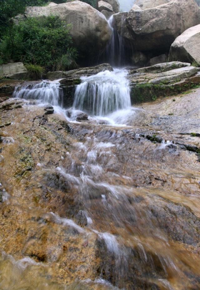 河北的小黄山,仅比泰山低一百多米,深秋是看红叶的最佳去处