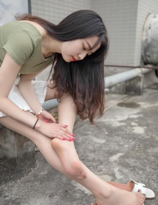  「邻家」邻家妹妹太粗心, 裙子穿反不自知, 后面还有小尾巴