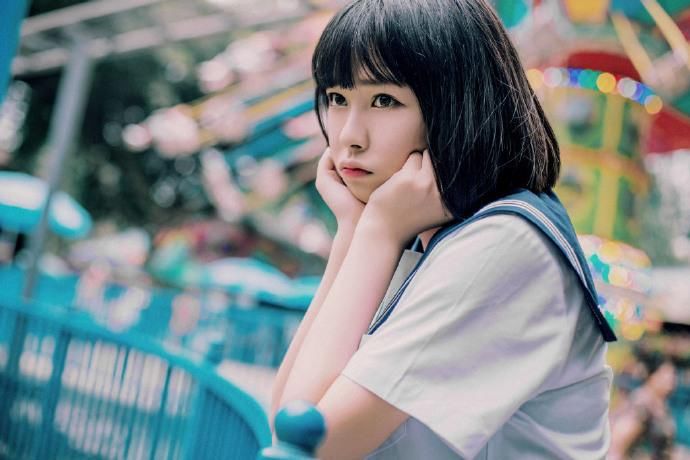 短发制服美女性感游乐园写真图片