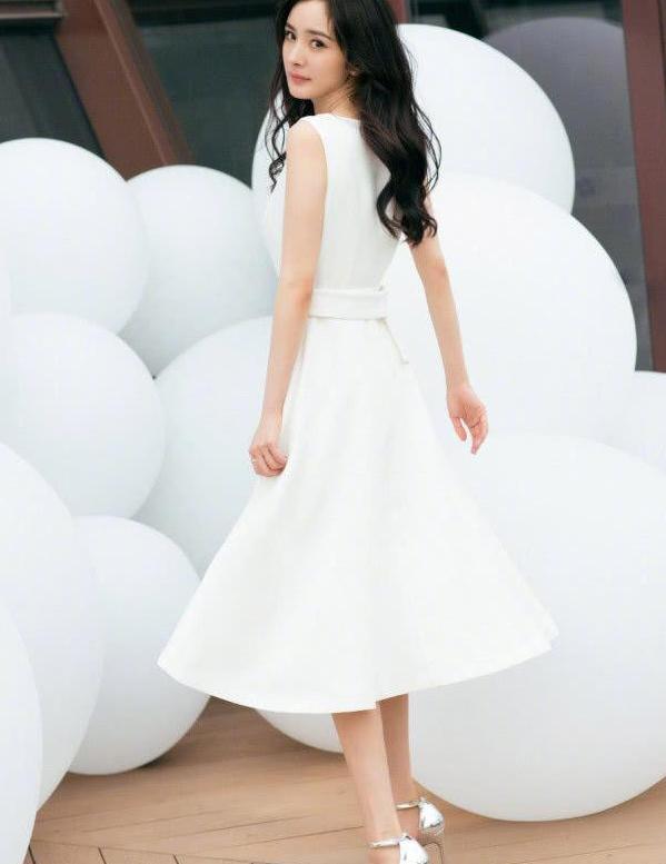 有一种高跟鞋叫做杨幂的高跟鞋, 脚背都变形了依旧还能保持微笑!