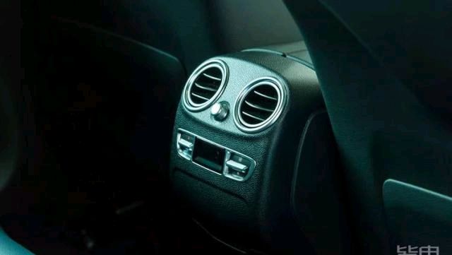  「娱乐系统」续航415km+5.2s破百！实拍奔驰首款纯电SUV