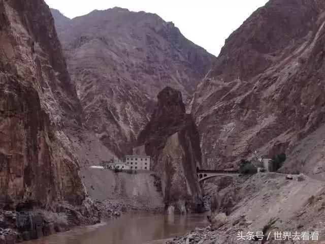 这座桥被武警官兵全天守卫，还禁止游客拍照，真相让人肃然起敬