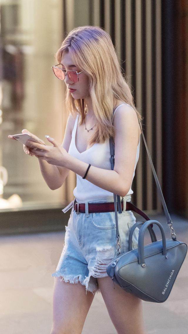 美女街拍, 小姐姐白色的吊带背心配上牛仔热裤, 看上去非常的清爽