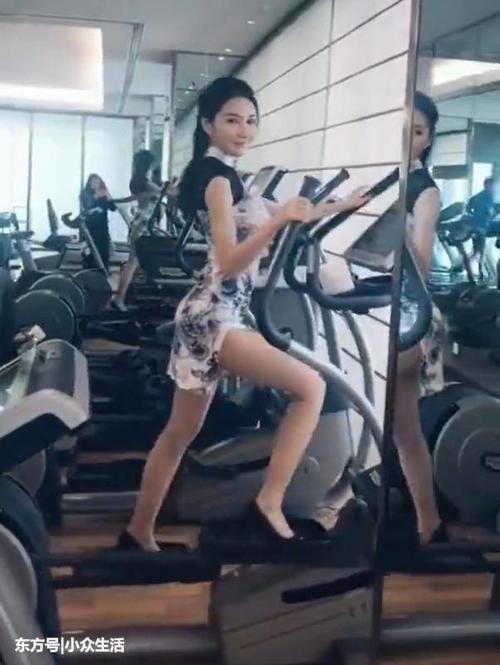 街拍：健身房女孩旗袍做运动，女孩这样穿，网友：认真的?