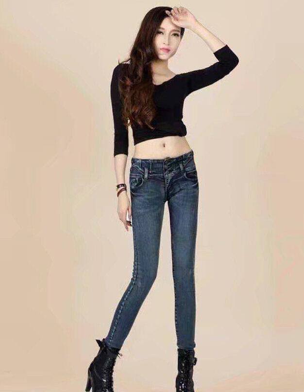 洒脱帅气的牛仔裤女神，塑造完美腿部曲线，十分抢眼！