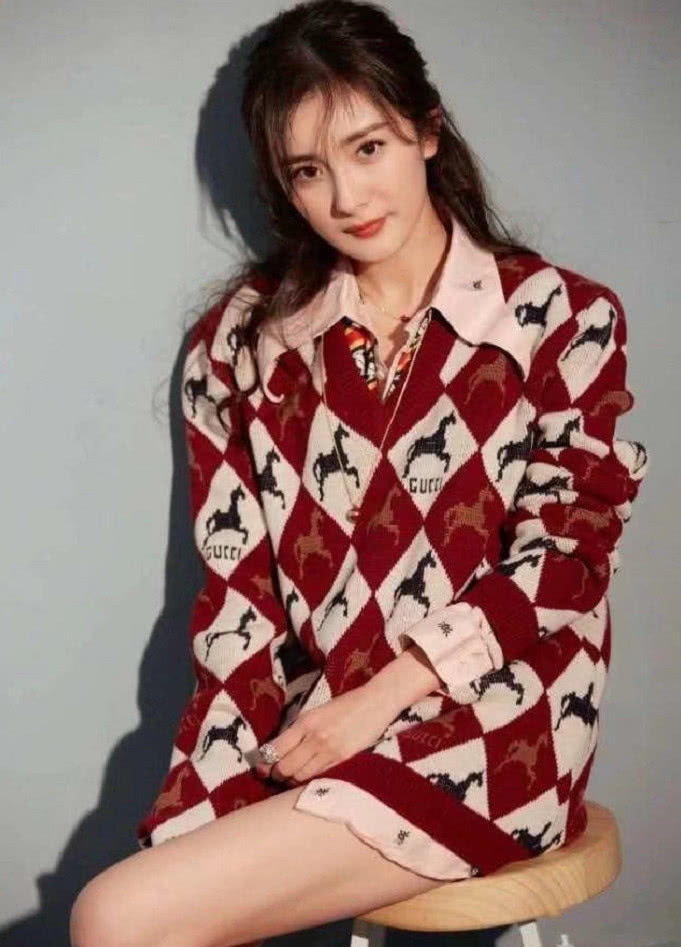 杨幂真会穿，假两件毛衣配着十公分的透明塑料高跟鞋，霸气十足