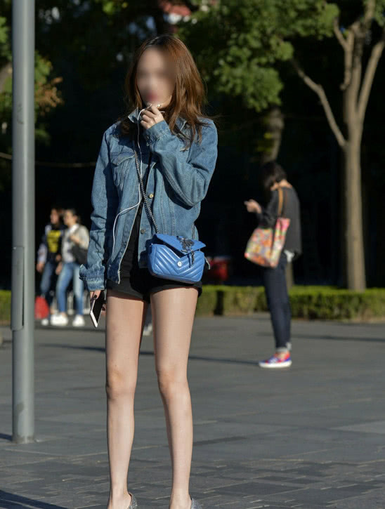 气质小姐姐穿着黑色短裤搭配银色高跟鞋，逆天的大腿腿很吸睛