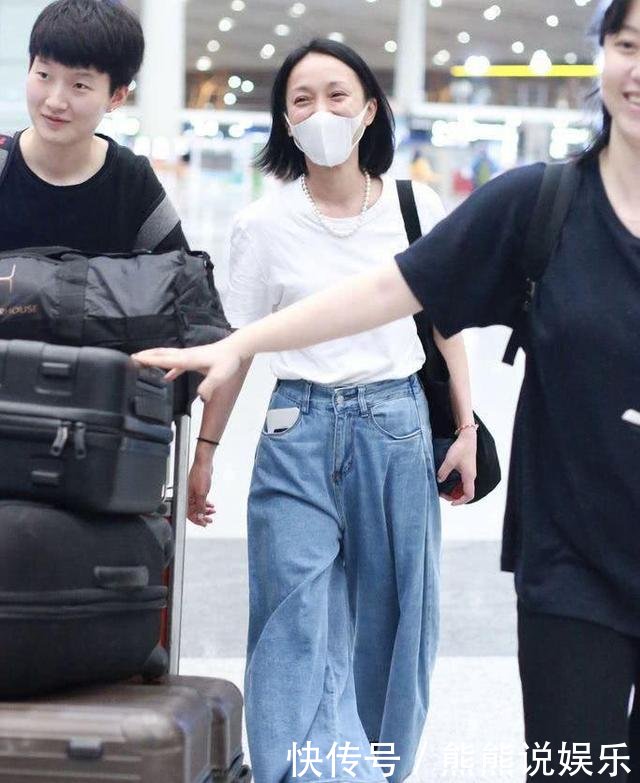 周迅出发巴黎高定时装周，白T恤搭阔腿裤，简单搭配穿出时髦感！